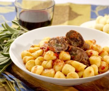 Gnocchi mit Useleti (Gnocchi mit Fleischröllchen)