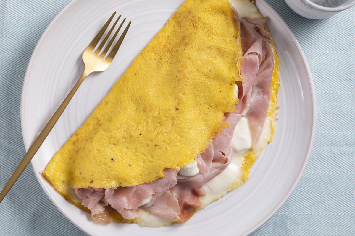 Omelett mit Stracchino und Kochschinken