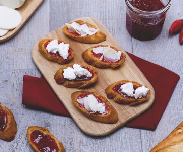 Crostini mit Ricotta und Paprikamarmelade