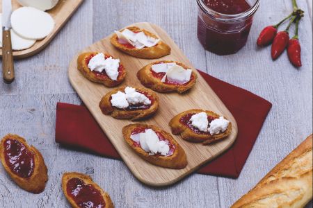 Crostini mit Ricotta und Paprikamarmelade