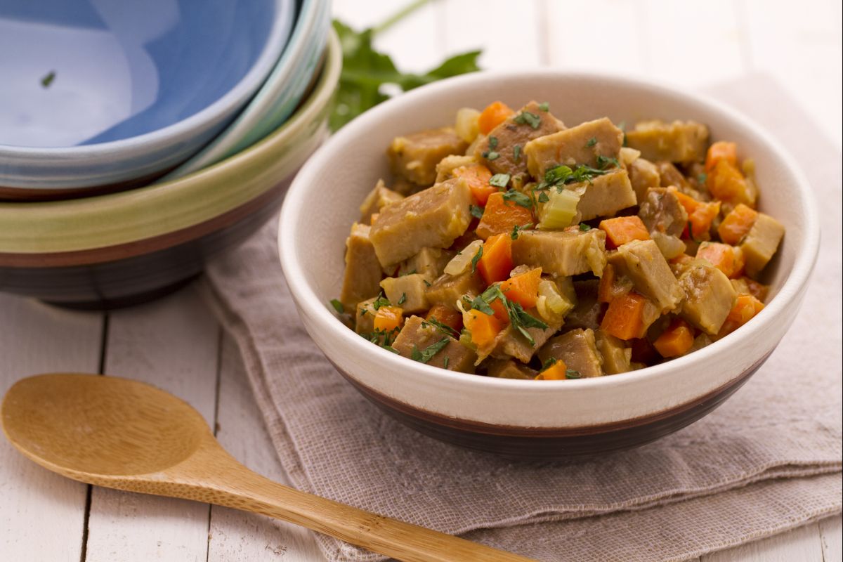 Seitan-Gulasch mit geschmorten Gemüse