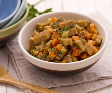 Seitan-Gulasch mit geschmorten Gemüse