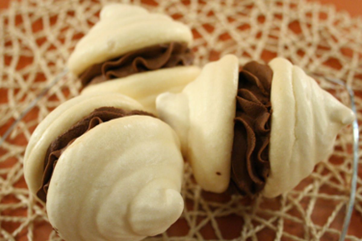 Doppelte Baiser mit Schokoladensahne