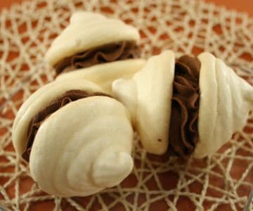 Doppelte Baiser mit Schokoladensahne