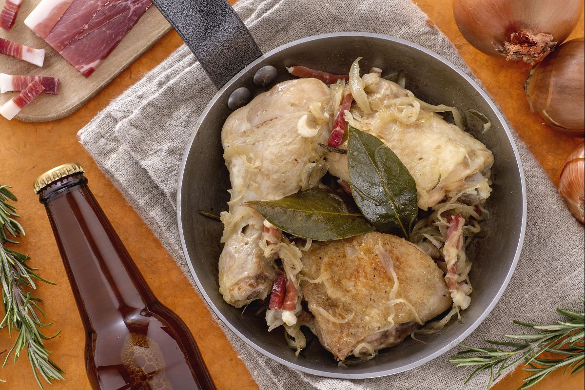 Bierhuhn mit Zwiebeln und Speck