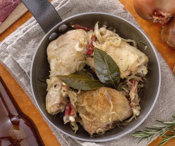 Bierhuhn mit Zwiebeln und Speck