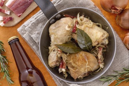 Bierhuhn mit Zwiebeln und Speck