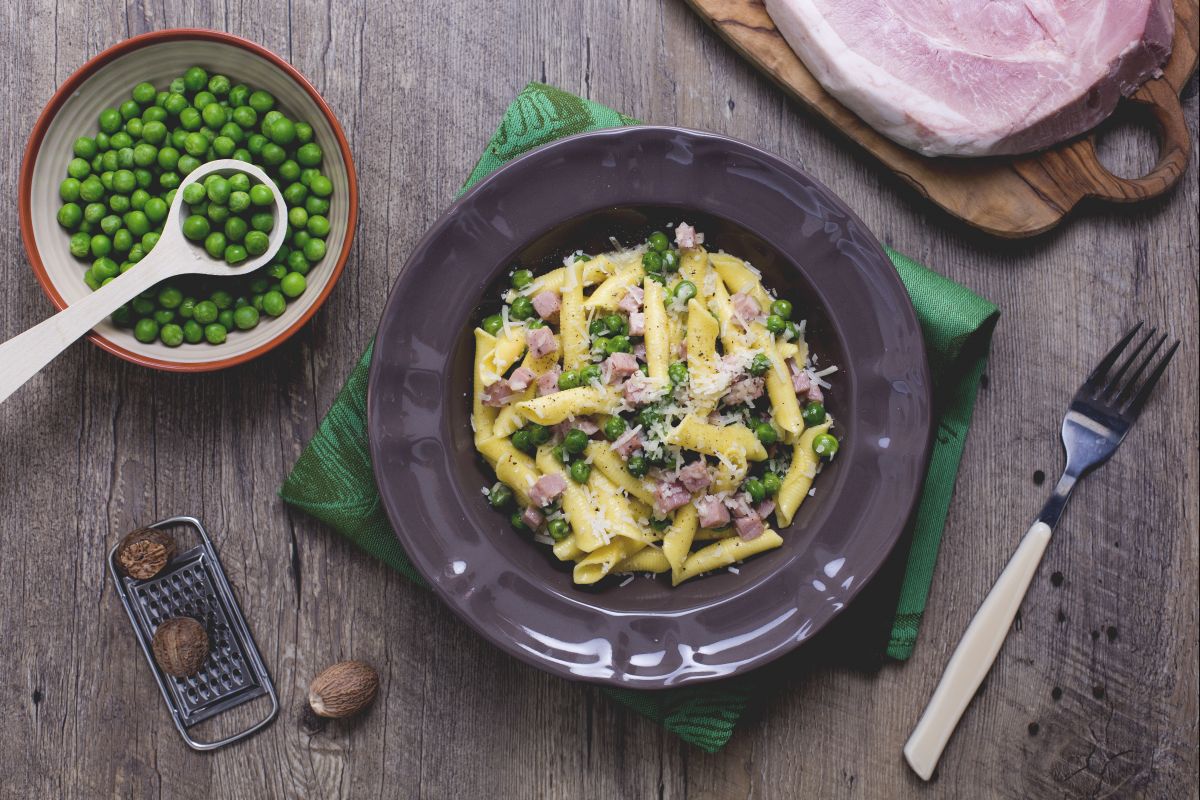 Garganelli mit Sahne, Schinken und Erbsen