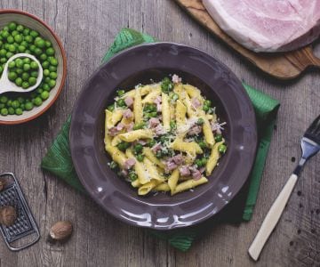 Garganelli mit Sahne, Schinken und Erbsen