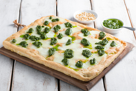 Focaccia mit Pesto und Stracchino