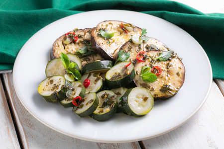 Marinierte Zucchini und Auberginen