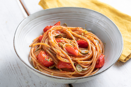 Spaghetti mit Kirschtomaten und Kapernbeeren