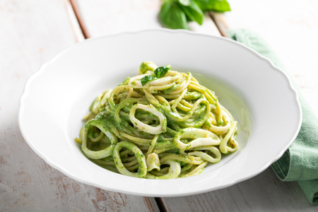 Pasta mit Pesto und Calamari