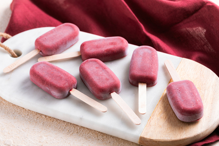 Laktosefreies Eis am Stiel