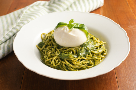 Tajarin mit Basilikumpesto und Burrata