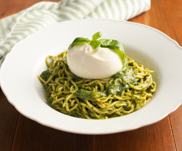 Tajarin mit Basilikumpesto und Burrata