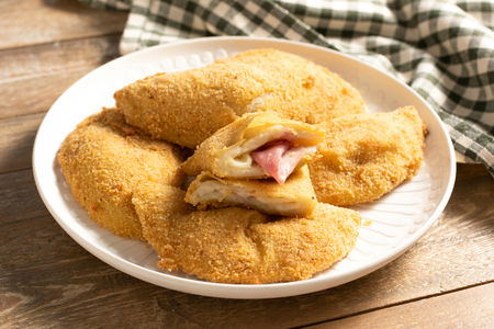 Gefüllte Mezzelune mit Schinken und Käse