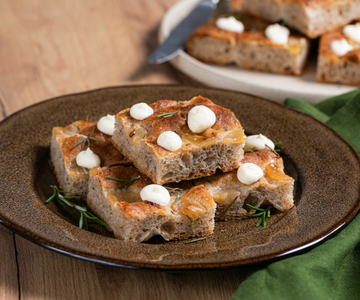 Focaccia mit Trauben und Parmesancreme