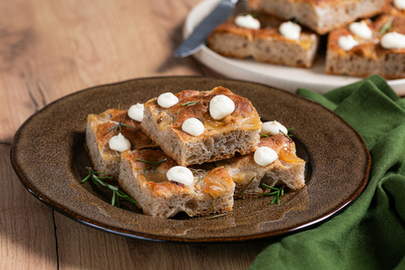 Focaccia mit Trauben und Parmesancreme