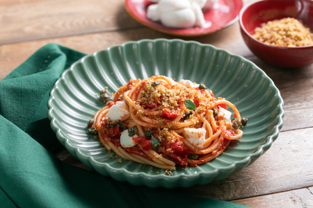 Spaghetti mit Tomatensoße und Mozzarella-Knötchen