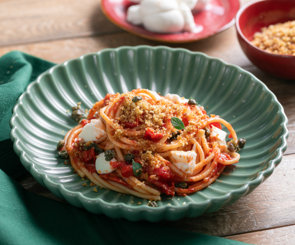 Spaghetti mit Tomatensoße und Mozzarella-Knötchen