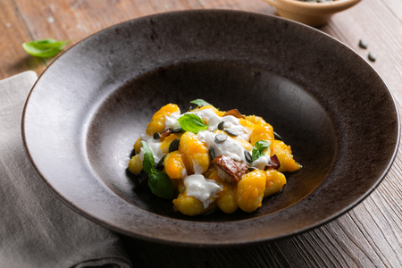 Gnocchi mit Kürbis, Steinpilzen und Burrata