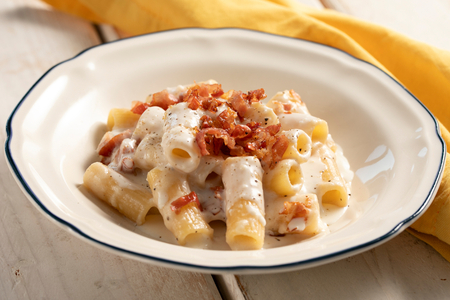 Pasta mit Parmesancreme und Speck