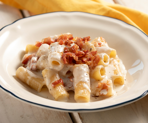 Pasta mit Parmesancreme und Speck