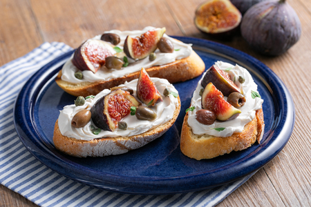 Vegane Bruschetta mit Feigen