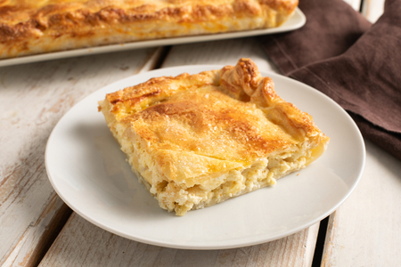 Blätterteigkuchen mit Äpfeln und Ricotta