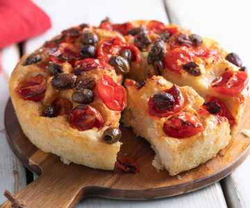 Focaccia mit Kirschtomaten und Oliven aus der Heißluftfritteuse