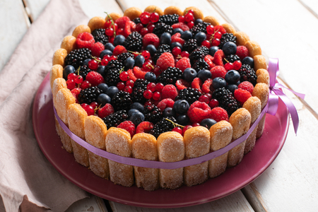 Charlotte mit Waldbeeren