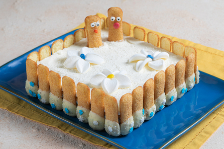 Geburtstagstorte ohne Backen 'Eiskönigin' mit Pavesini, Mascarpone und Blaubeeren