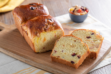 Brioche mit Trockenfrüchten