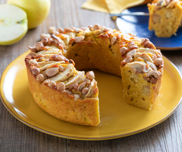 Apfel-Kürbis-Gugelhupf mit Nüssen