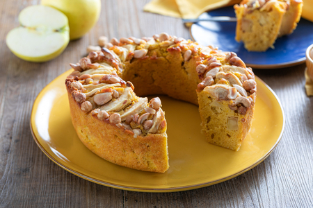 Apfel-Kürbis-Gugelhupf mit Nüssen