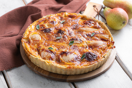 Quiche mit Birnen, Salbei und Fontina
