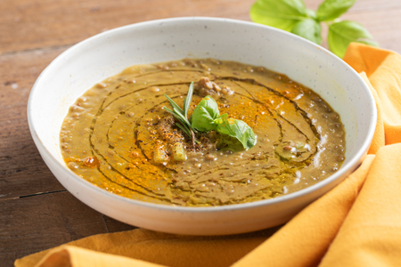Linsensuppe mit Kurkuma und Ingwer
