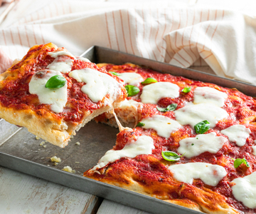 Blechpizza mit dem Löffel