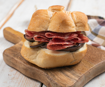 Salami-Sandwich mit Provolone-Creme und gegrillten Auberginen