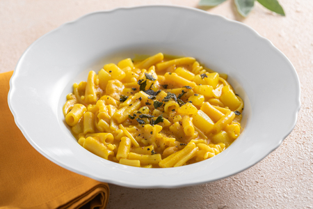 Pasta mit Kartoffelcreme, Bohnen und Safran