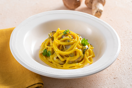 Pasta mit Steinpilzen und Safran