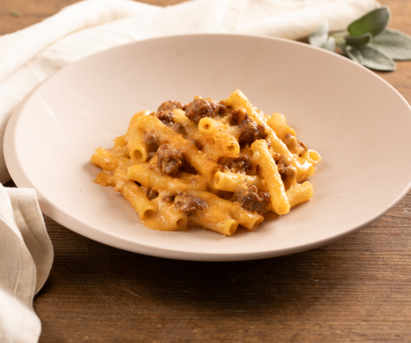 Überbackene Ziti mit Salsiccia-Ragout und Porree