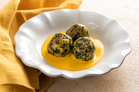 Knödel mit Schwarzkohl und Safran