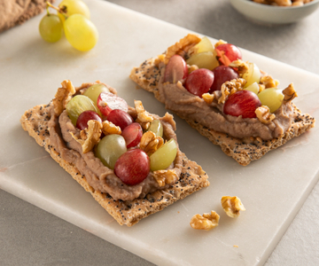 Knusprige Scheiben mit Kastaniencreme, Trauben und Walnüssen