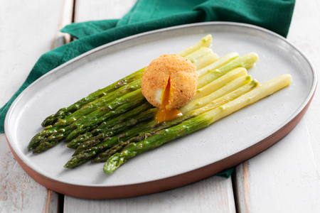 Spiegelei mit Spargel
