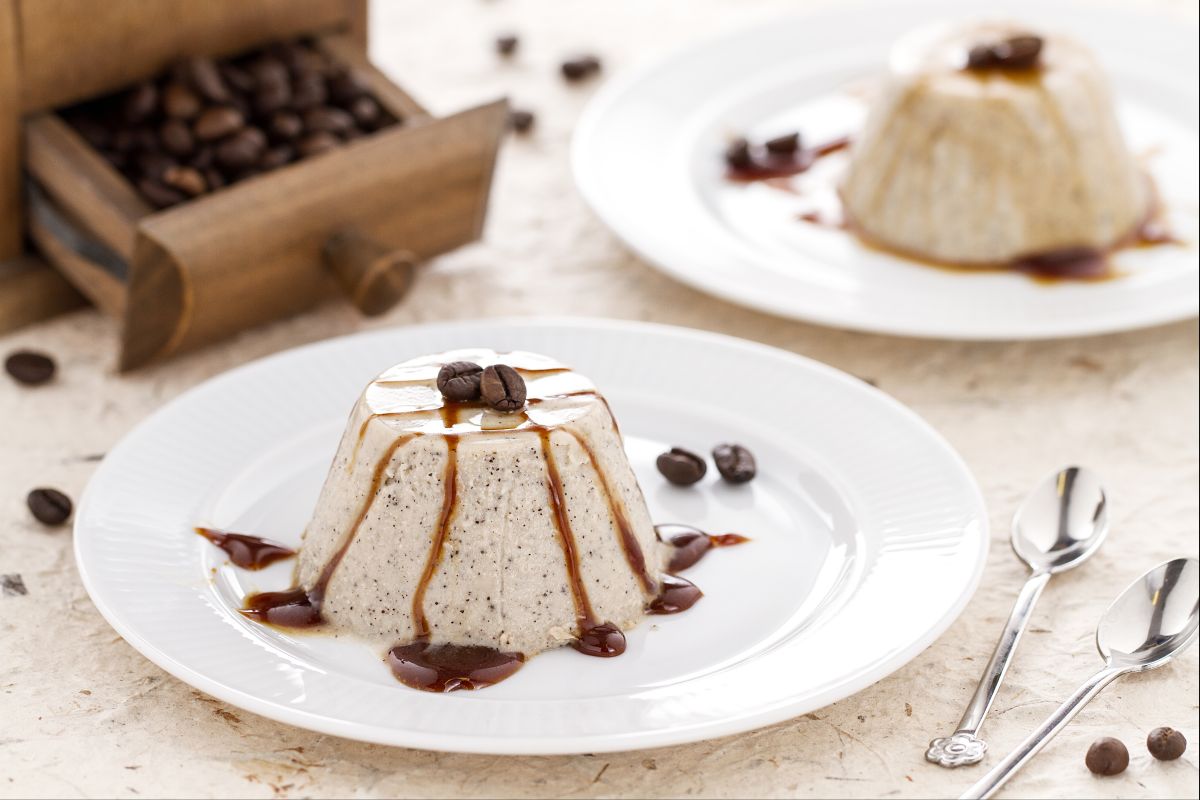 Dessert aus Sahne und Ricotta mit Kaffee