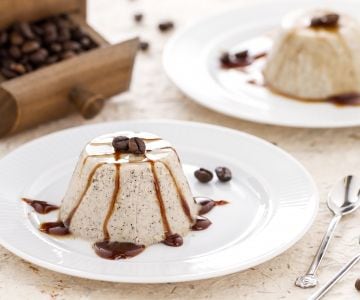 Dessert aus Sahne und Ricotta mit Kaffee