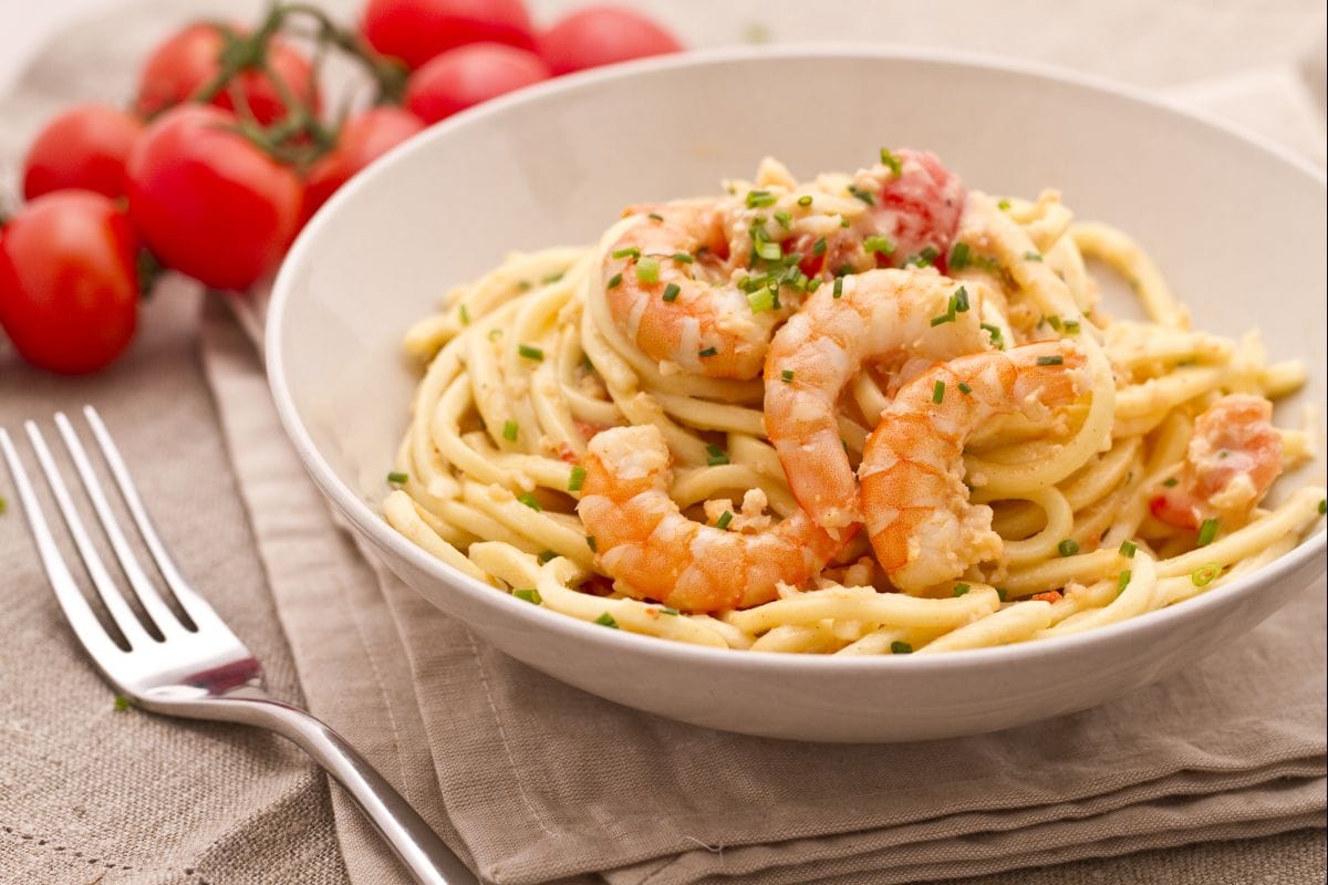 Troccoli in rosa Sauce mit Pachino-Kirschtomaten und Garnelen