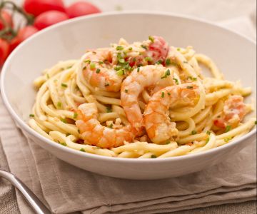 Troccoli in rosa Sauce mit Pachino-Kirschtomaten und Garnelen